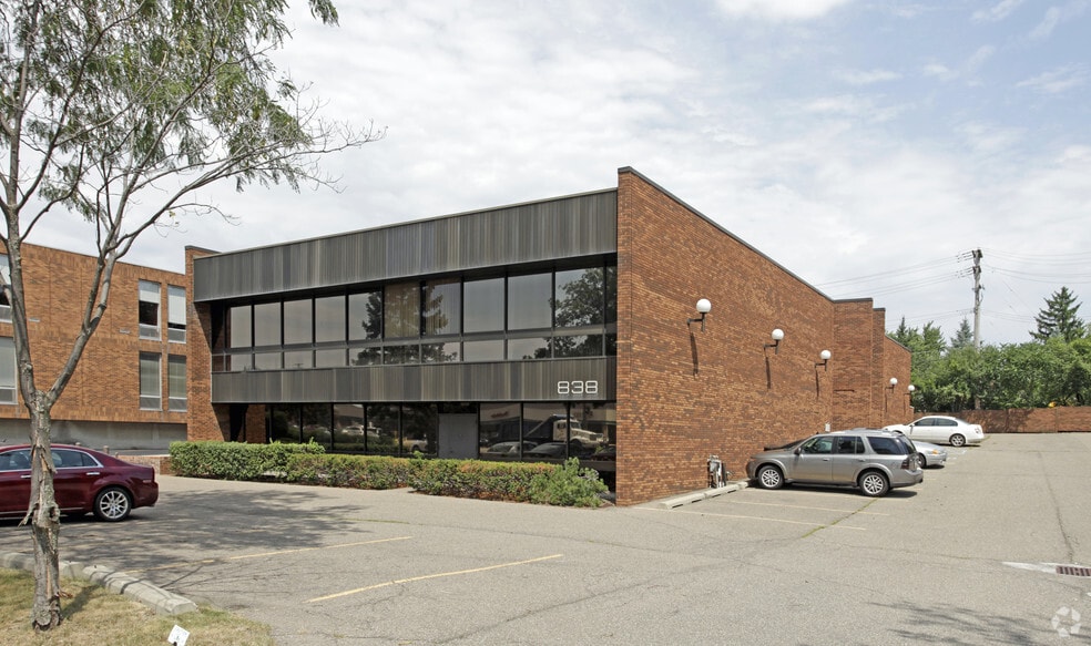More Photos Of 838 W Long Lake Rd, Bloomfield Hills Office For Lease