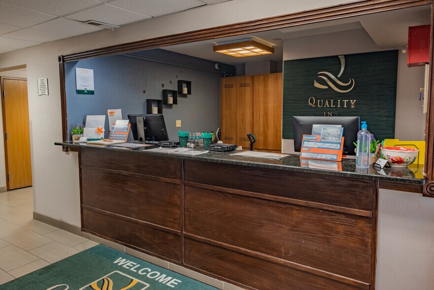 More Photos Of 730 E Jennifer Ln, Sidney Hotel For Sale