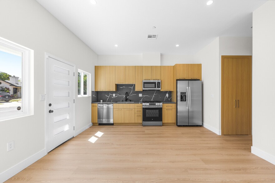 More Photos Of 5131 Don Pio Dr, Woodland Hills Multifamily For Sale