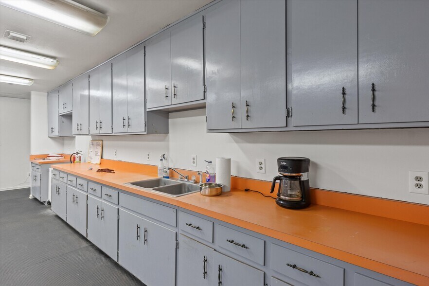 More Photos Of 1355 E Lafayette St, Tallahassee Veterinarian Kennel For Sale