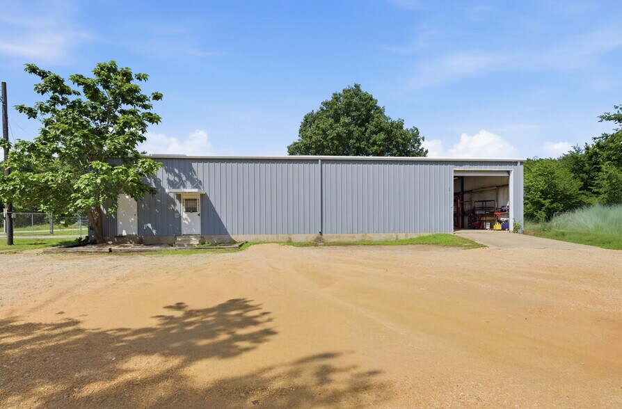 More Photos Of 320 S S Wilcox St, Rockdale Auto Dealership For Sale