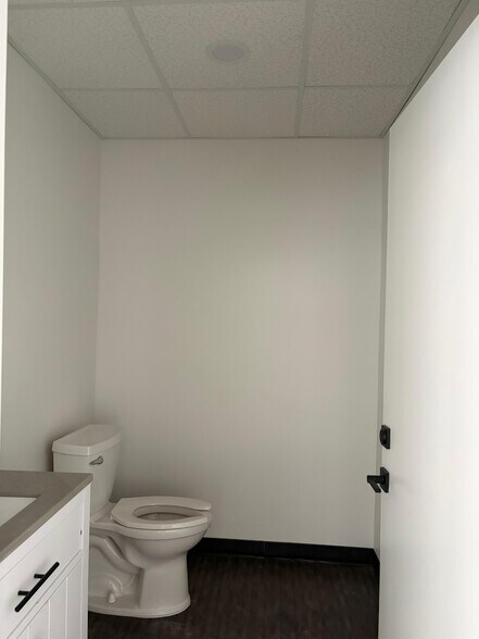 More Photos Of 16313 North Fwy, Houston Distribution For Lease