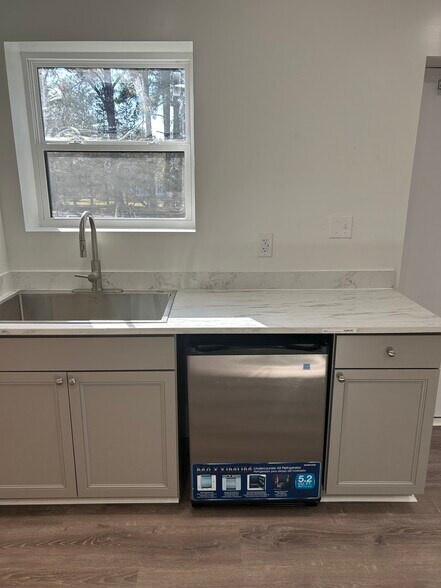 More Photos Of 441 Wildlife Rd, Lexington Flex For Lease