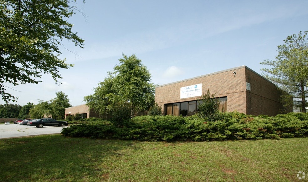 More Photos Of 1040 Thousand Oaks Blvd, Greenville Flex For Lease