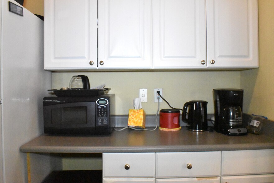 More Photos Of 2252 Beach Dr, Gulfport Office Residential For Lease