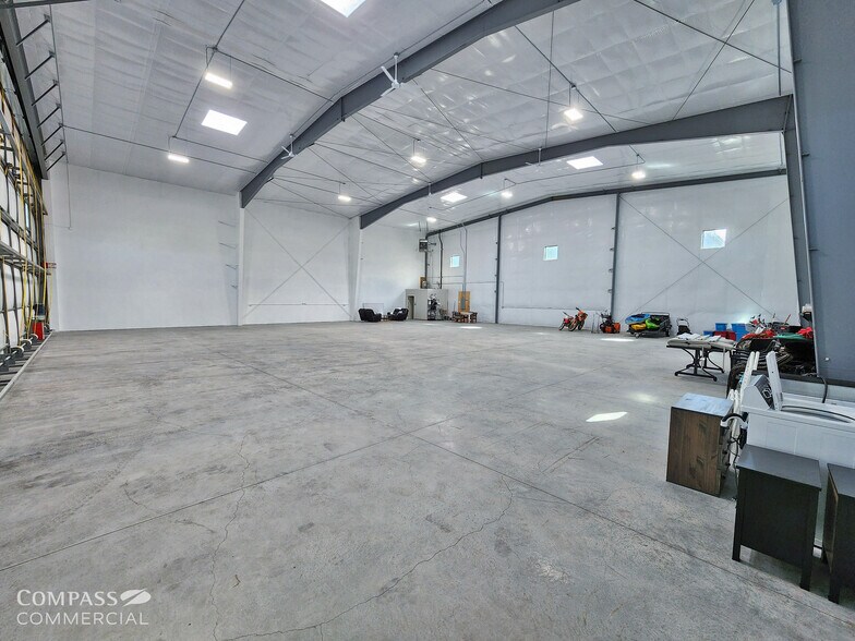 More Photos Of 63205 Gibson Air Rd, Bend Airplane Hangar For Sale