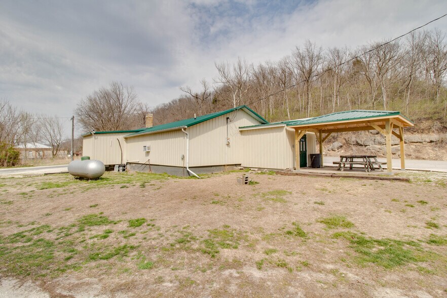 More Photos Of 20861 IL-100, Fieldon Specialty For Sale