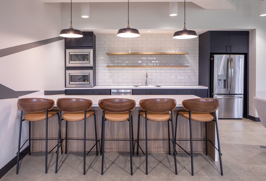 More Photos Of 2 Ravinia Dr, Atlanta Office For Lease