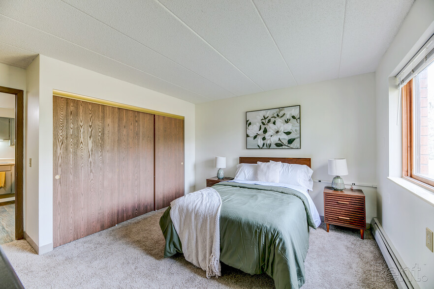 More Photos Of 985 Ivy Ave E, Saint Paul Apartments For Sale