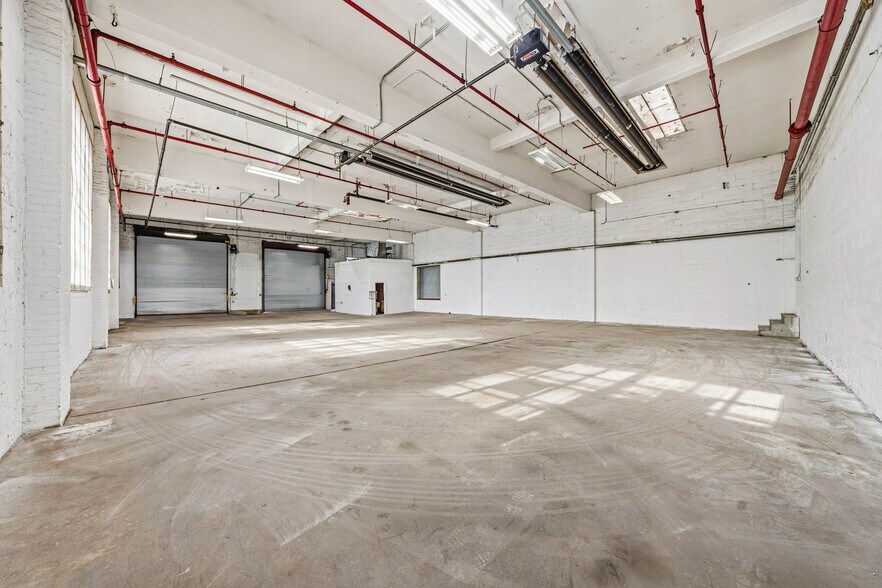More Photos Of 370-376 Adams St, Newark Warehouse For Lease