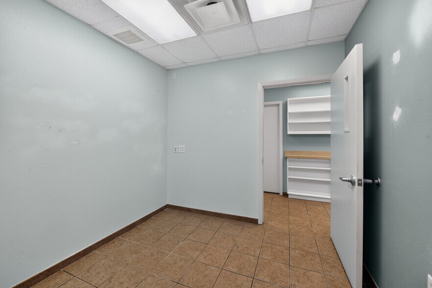 More Photos Of 2555 Pinellas Point Dr S, Saint Petersburg Veterinarian Kennel For Sale