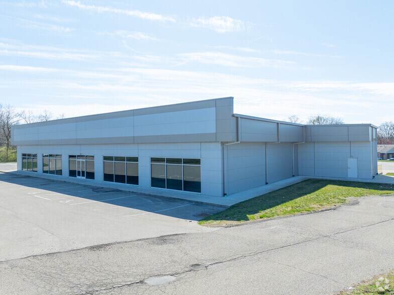 More Photos Of 4951 Dixie Hwy, Fairfield Showroom For Sale