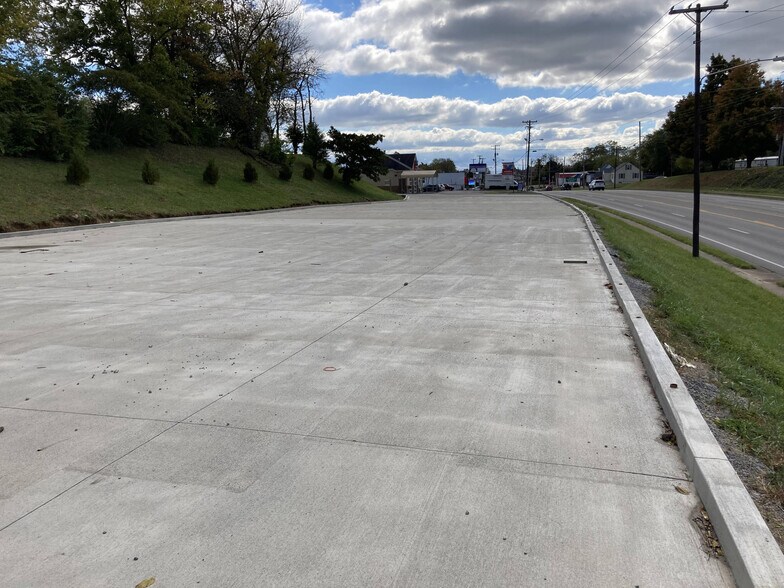 More Photos Of 784 S 4th St, Danville Showroom For Sale