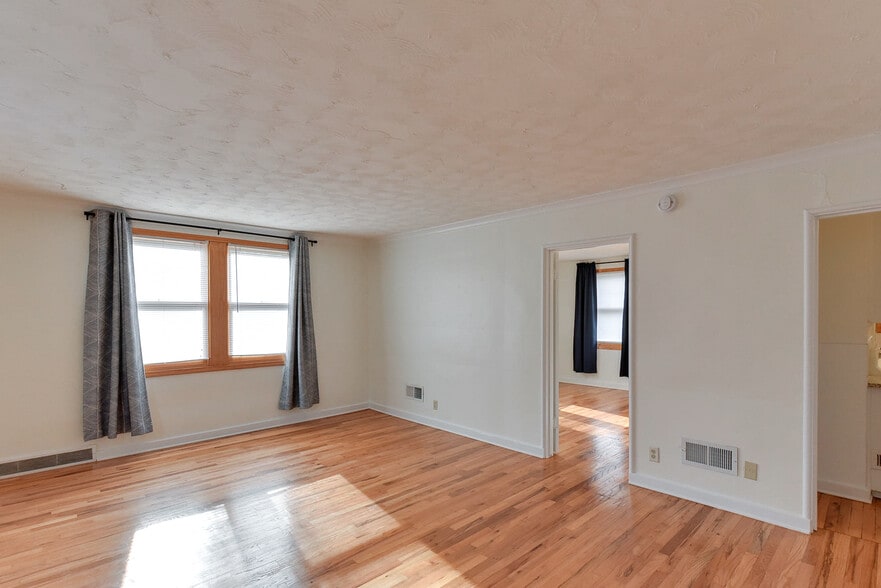 More Photos Of 817 N 48th St, Omaha Apartments For Sale