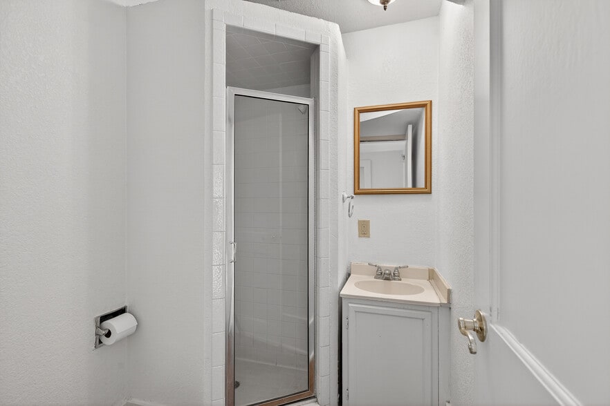 More Photos Of 119 Avenue G, Marble Falls Office For Sale