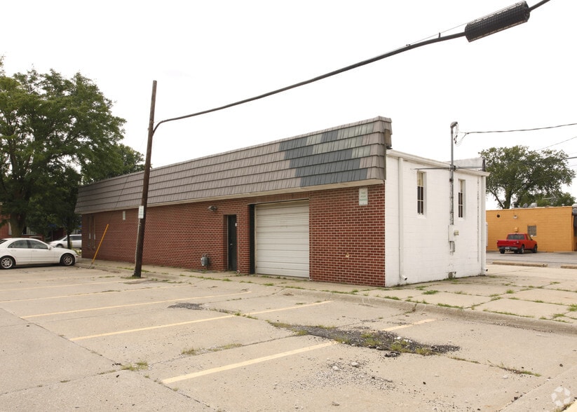 More Photos Of 25500 5 Mile Rd, Redford Township Storefront For Sale