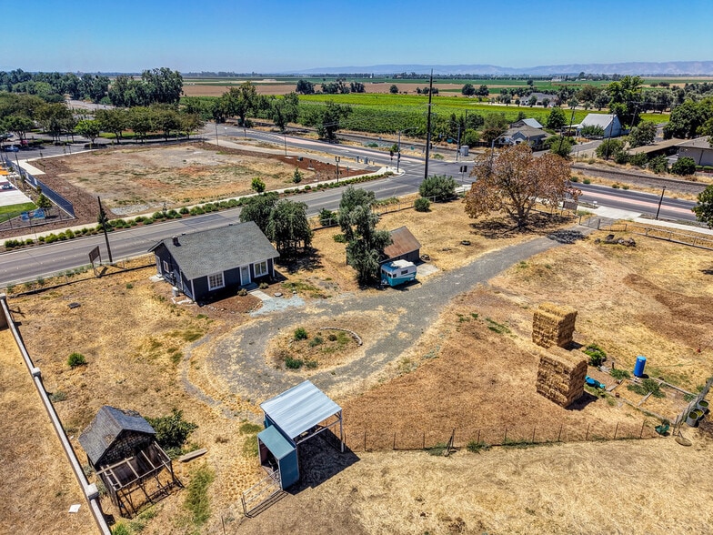 More Photos Of 19435 East St, Woodland Specialty For Sale