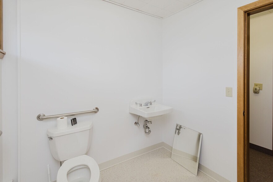 More Photos Of 506 Main St, Hollandale Office For Sale