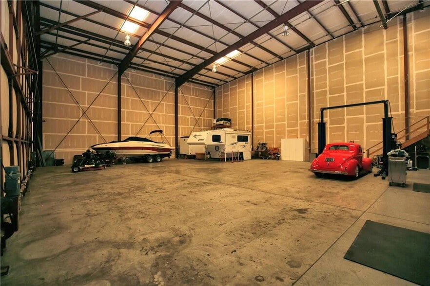 More Photos Of 3150 Propeller Dr, Paso Robles Airplane Hangar For Sale