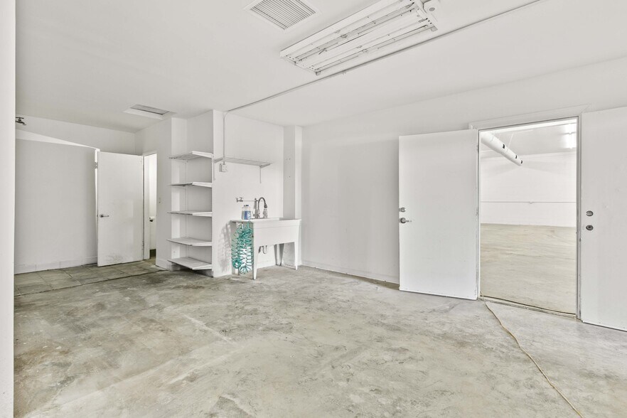 More Photos Of 11834-11836 Vose St, North Hollywood Warehouse For Lease