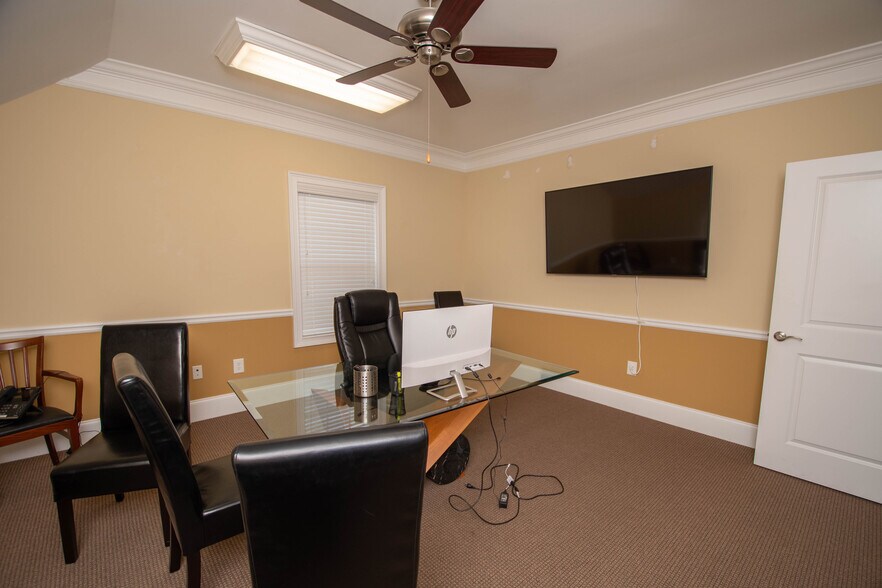 More Photos Of 1011 Woodridge Ln, Watkinsville Office For Lease