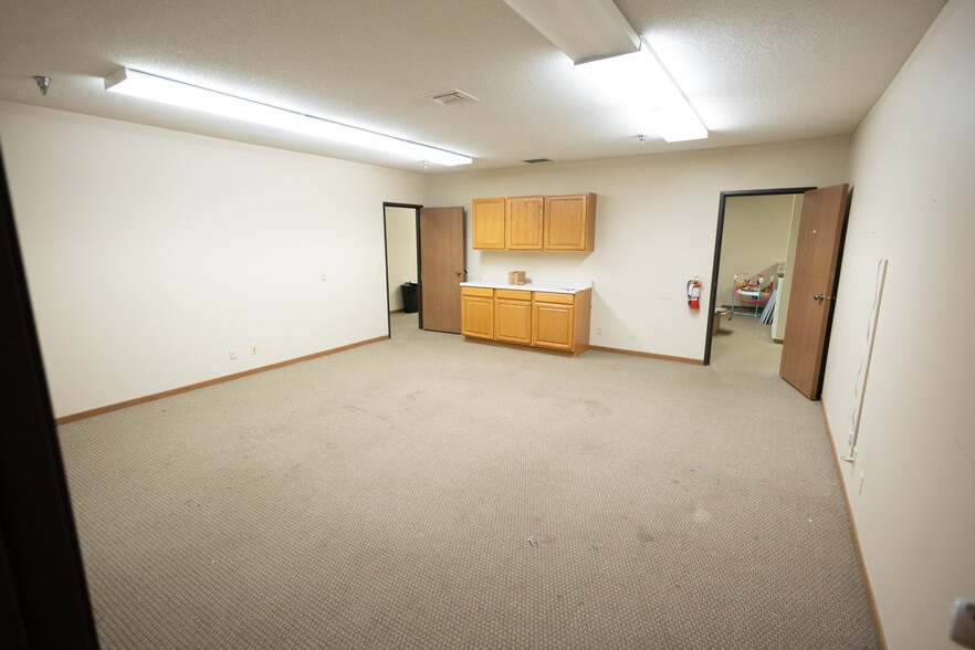 More Photos Of 2004 Highland Ave, Eau Claire Office For Lease