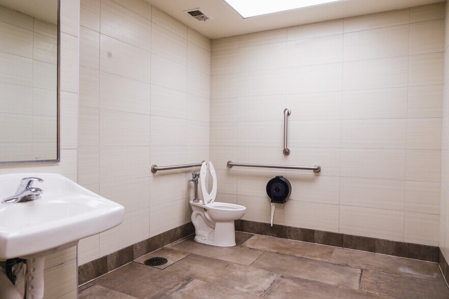 More Photos Of 901 E Broadway Ave, North Little Rock General Retail For Sale