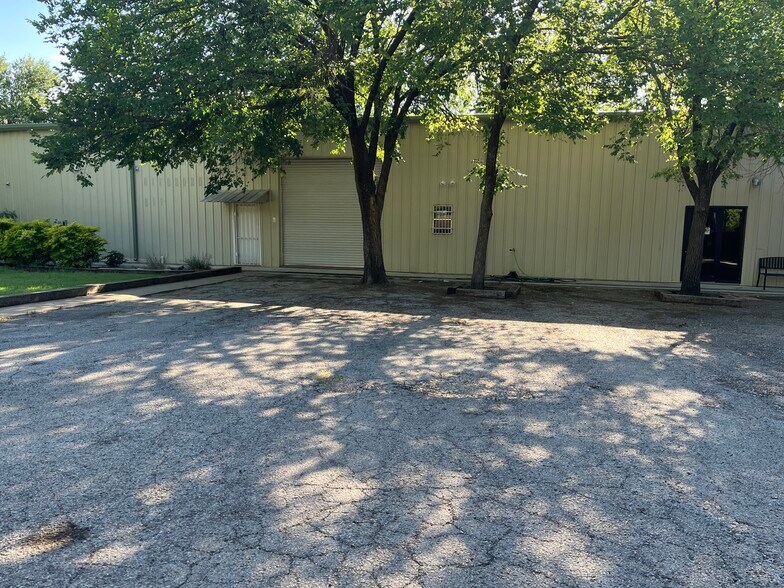 More Photos Of 5108 Wilson Rd, Fort Worth Flex For Lease