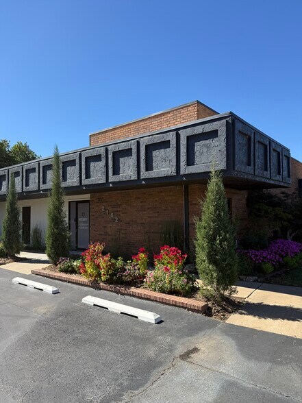 More Photos Of 2162 E 61st St, Tulsa Office For Lease
