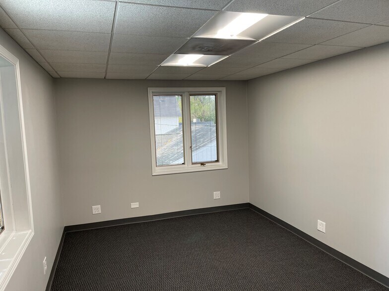 More Photos Of 110 S Hager Ave, Barrington Office For Lease