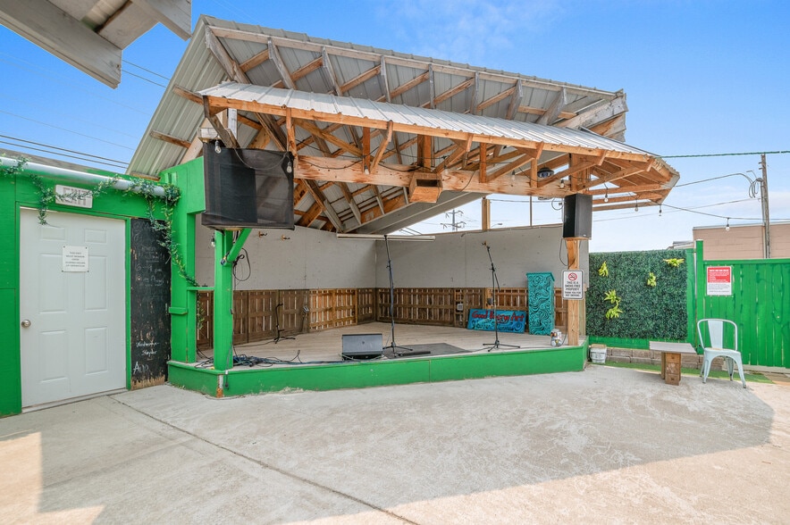 More Photos Of 201 S Broadway, Green Bay Restaurant For Sale