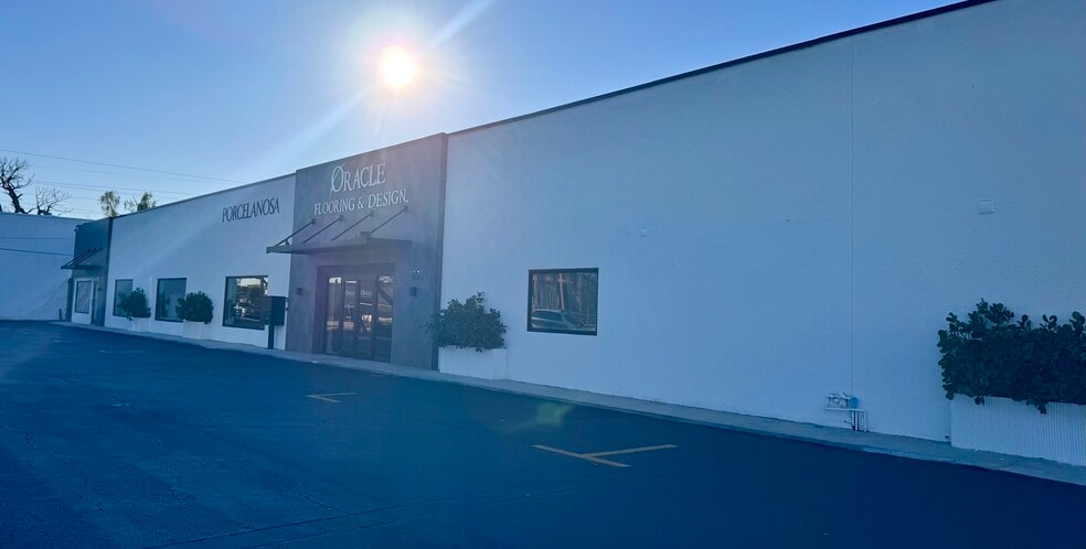 More Photos Of 2030-2046 Harvard St, Sarasota Showroom For Lease