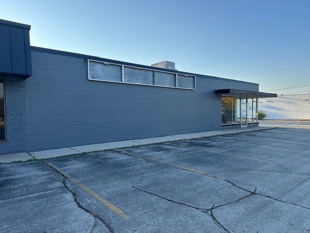 More Photos Of 336 N Military Ave, Green Bay General Retail For Lease