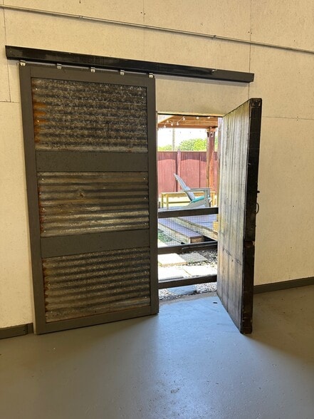 More Photos Of 4027 Main St, Dallas Manufacturing For Sale