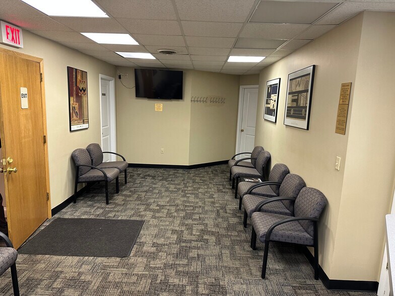 More Photos Of 1004 Princetown Rd, Schenectady Office For Lease