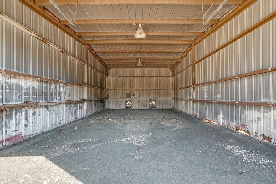 More Photos Of 3545 N Main St, Cleburne Industrial For Lease