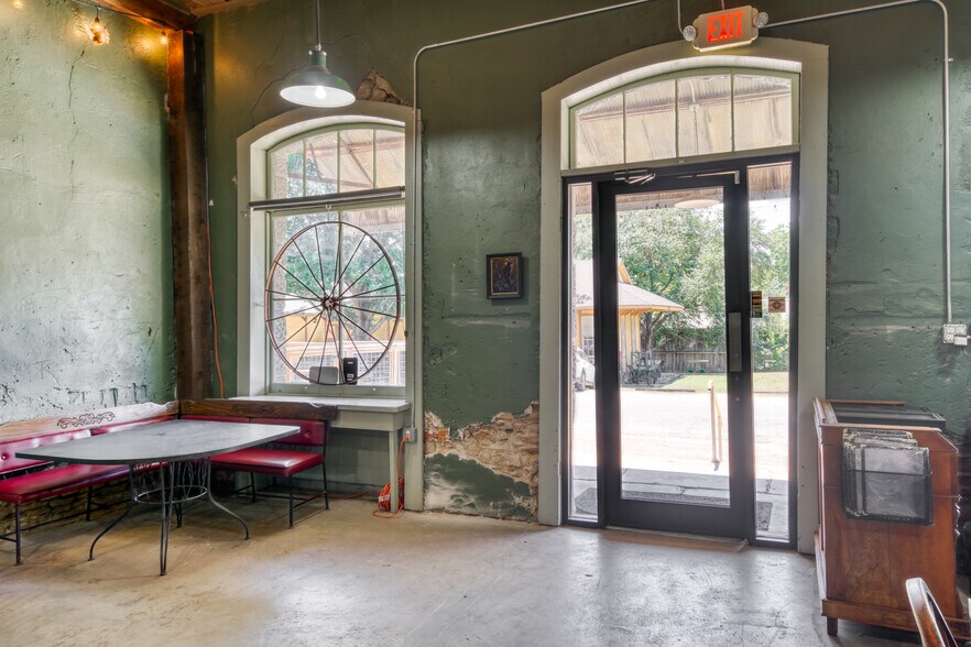 More Photos Of 514-520 N Railroad St, Burton Restaurant For Lease