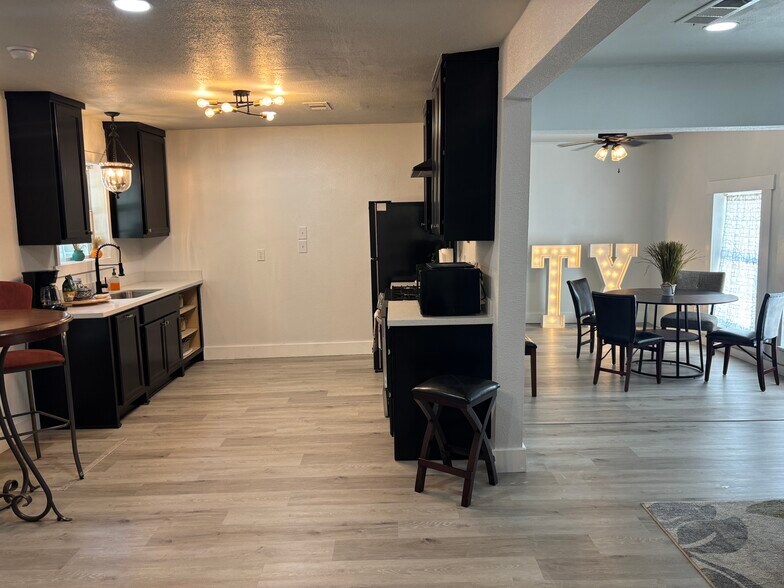 More Photos Of 400 Oak St, Bryan Office Residential For Lease