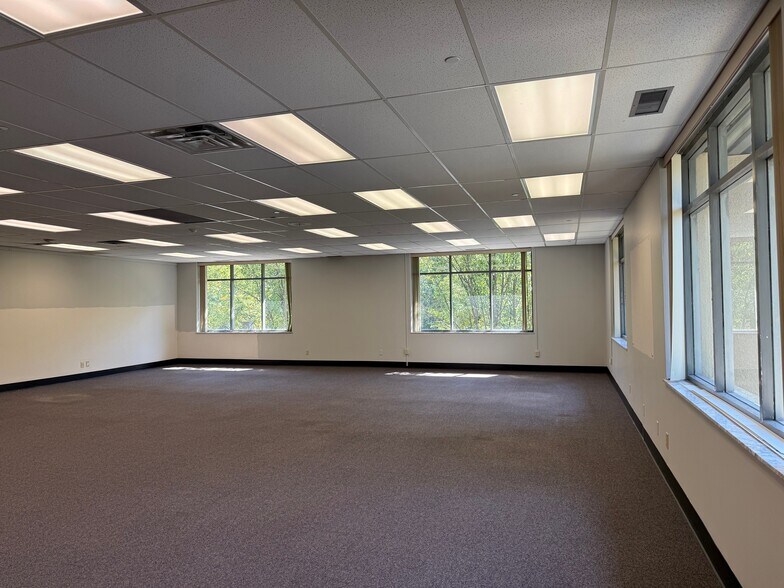 More Photos Of 800-820 Freeway Dr N, Columbus Office For Lease