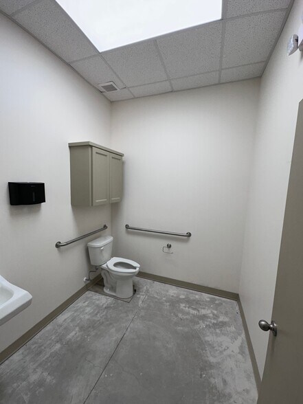 More Photos Of 1400 E Jasmine Ave, McAllen Showroom For Lease