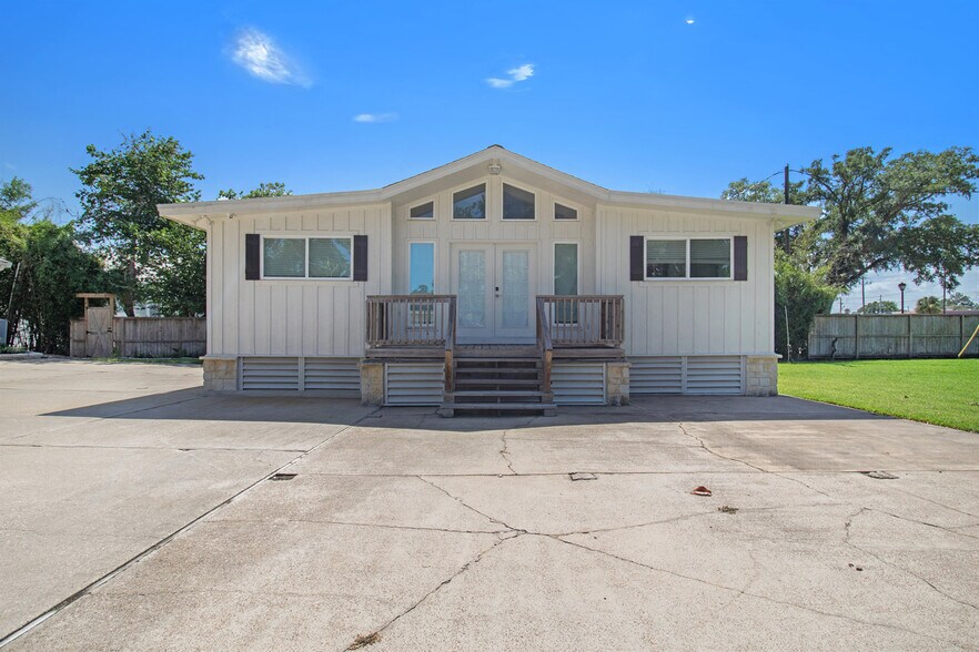 More Photos Of 3821 Nasa Pky, El Lago Lodge Meeting Hall For Sale