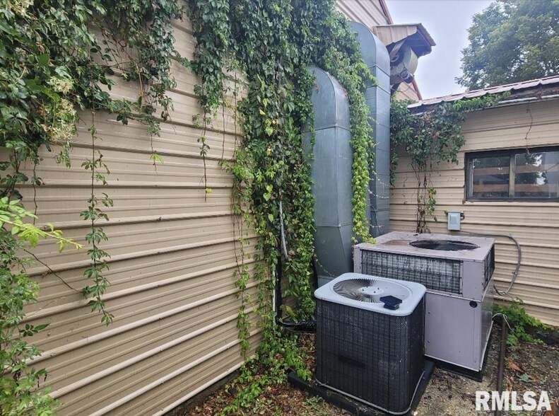 More Photos Of 214 W Main St, Elizabeth Restaurant For Sale