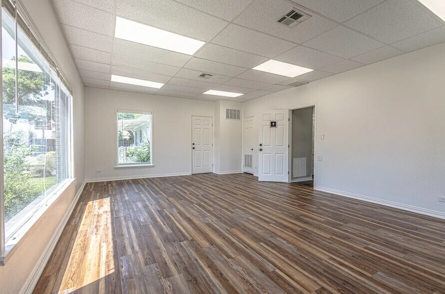 More Photos Of 4209 W waco Dr, Waco Office For Lease
