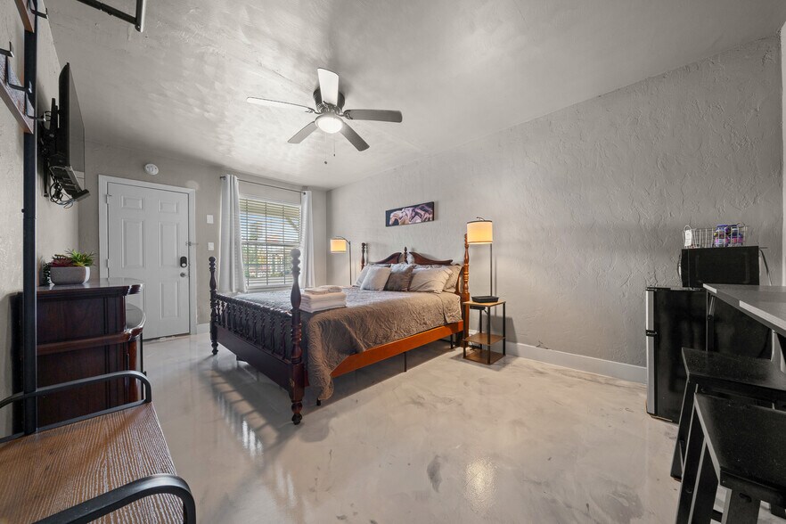 More Photos Of 215 S Pine Ave, Ocala Hotel For Sale