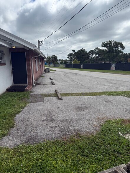 More Photos Of 1905 W Baker St, Plant City Office For Lease