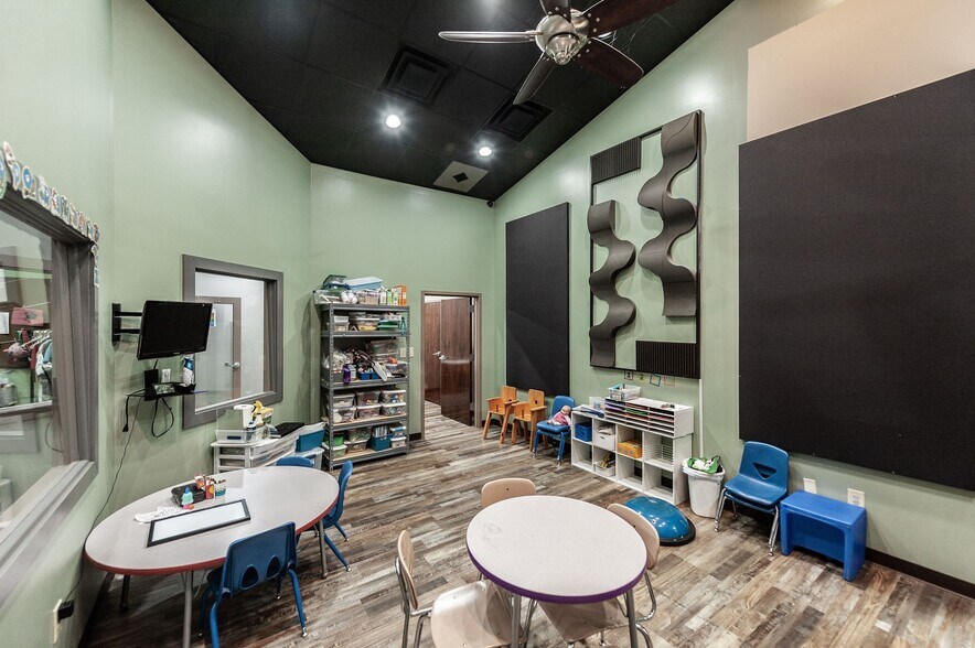 More Photos Of 20 Executive Park Dr, Hendersonville Loft Creative Space For Sale