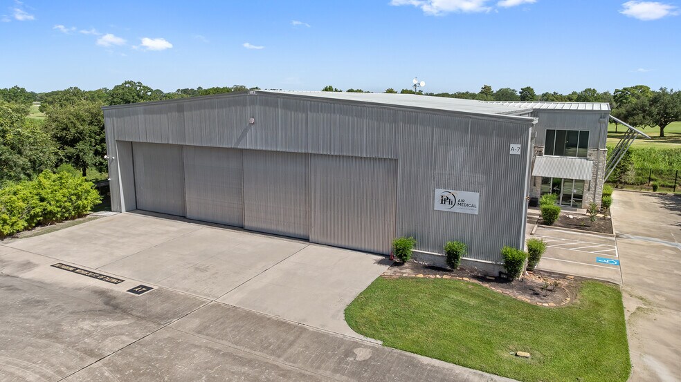 More Photos Of 18000 Groeschke Rd, Houston Airplane Hangar For Lease