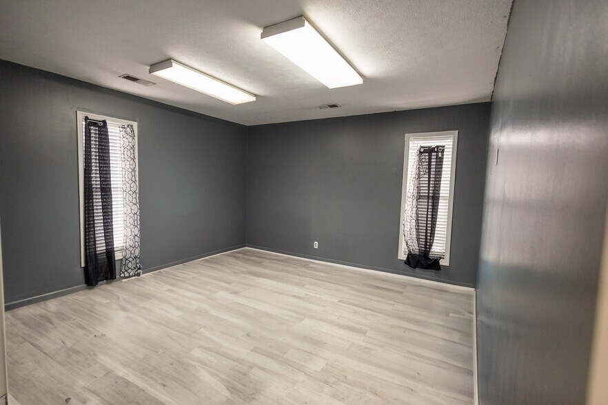 More Photos Of 267 N Graham St, Bowling Green Light Distribution For Sale