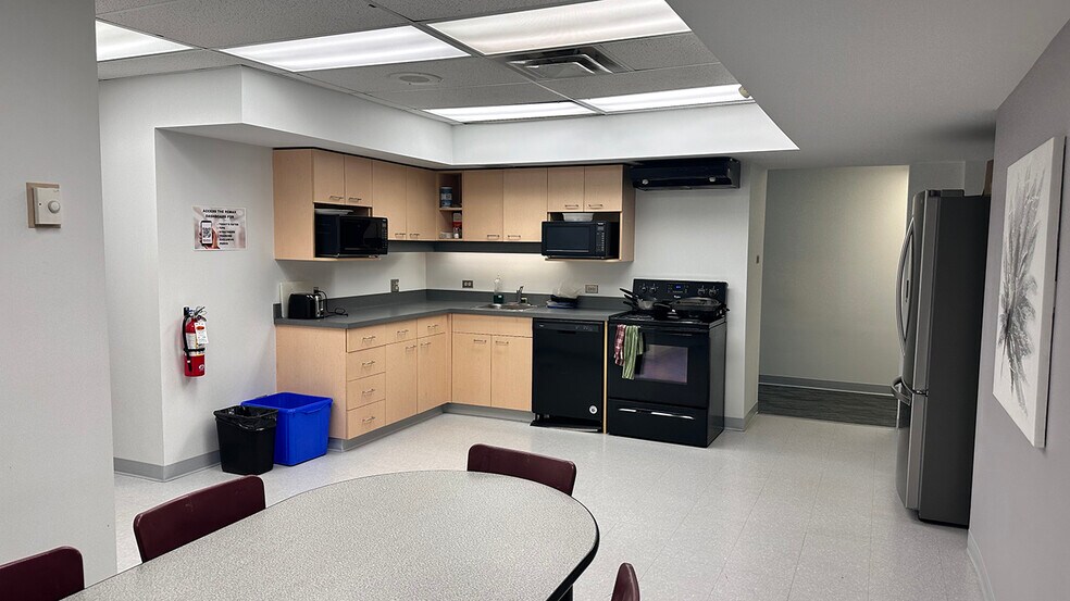 More Photos Of 1601 Buffalo Pl, Winnipeg Office Residential For Lease