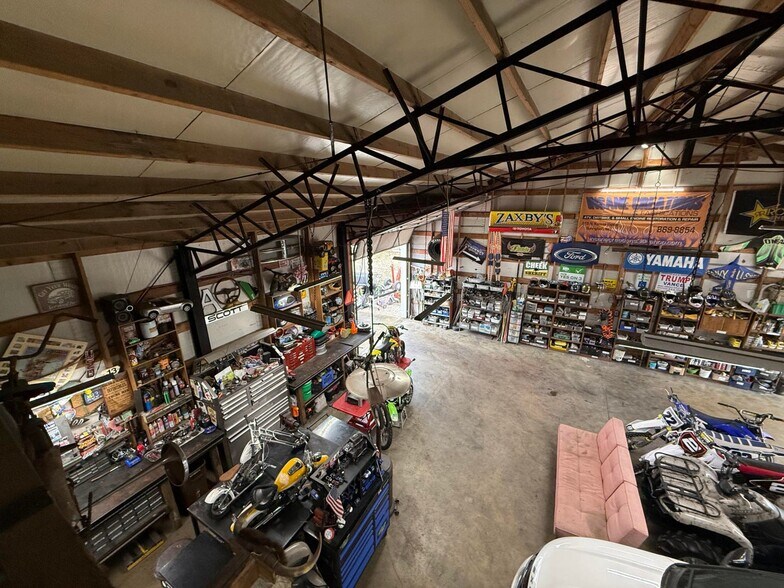 More Photos Of 615 W Benton St, Buffalo Flex For Sale
